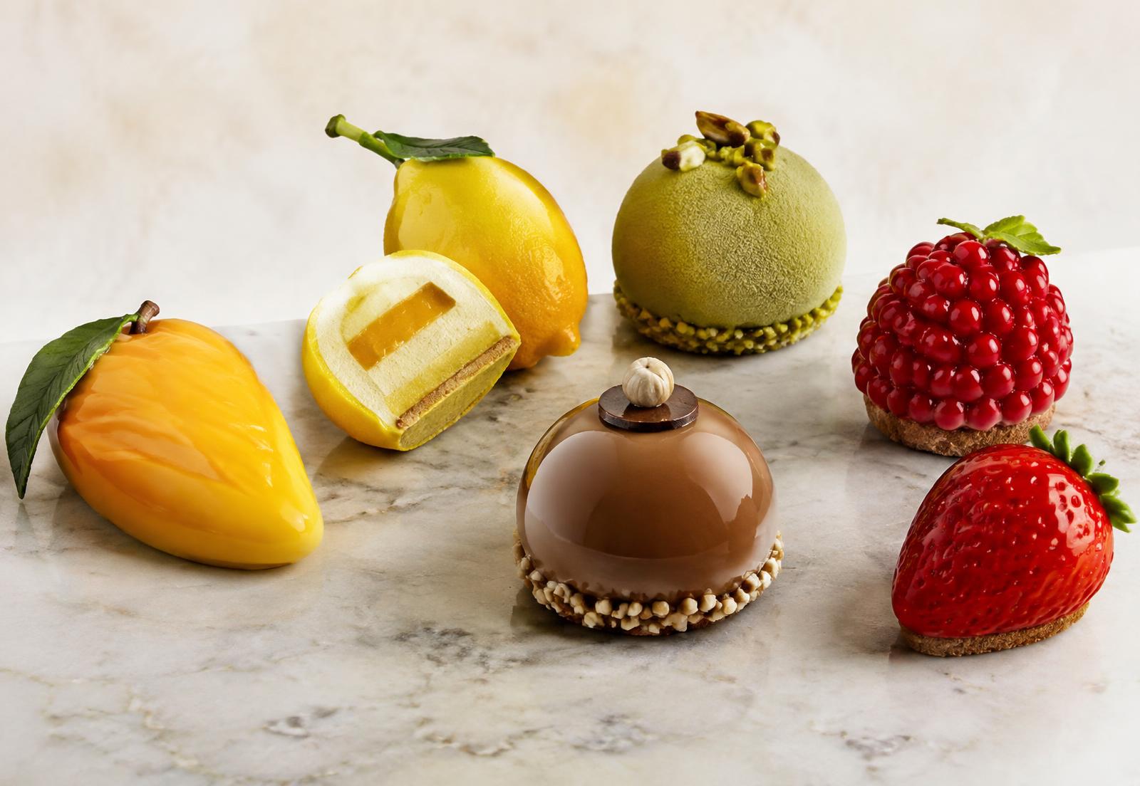 Assortiment de pâtisseries trompe-l’œil : mangue, citron, pistache, framboise, noisette et fraise